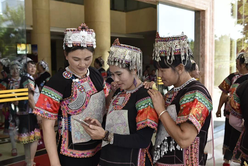 云南紅河民族服飾多彩多樣美如蒼穹彩虹，哈尼族七個支系就能美醉你的眼睛