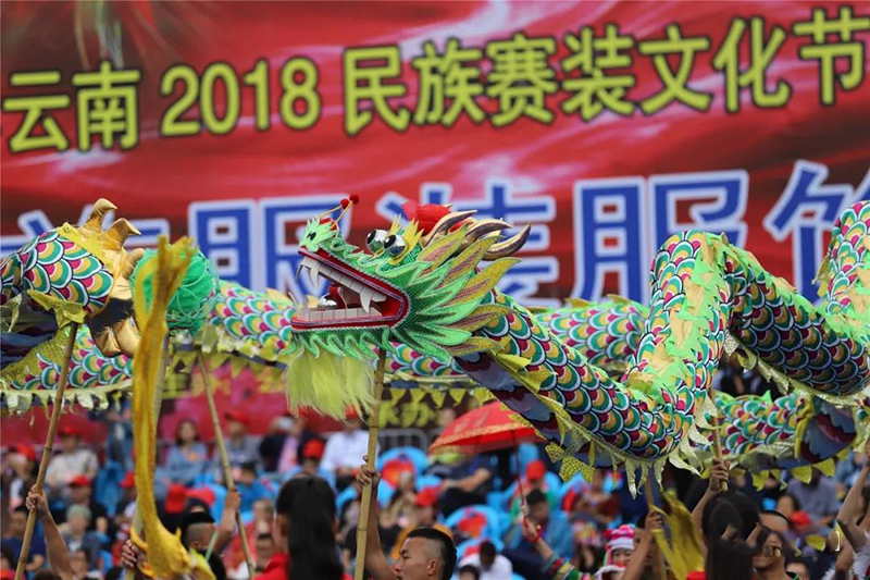 2018楚雄彝族火把節(jié)民族服裝服飾巡演，滿城盡是靚女花衣裳(