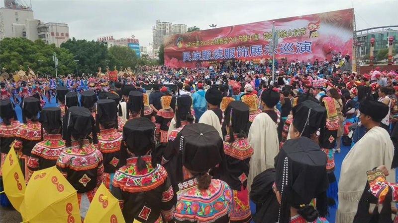 2018楚雄彝族火把節(jié)民族服裝服飾巡演，滿城盡是靚女花衣裳(