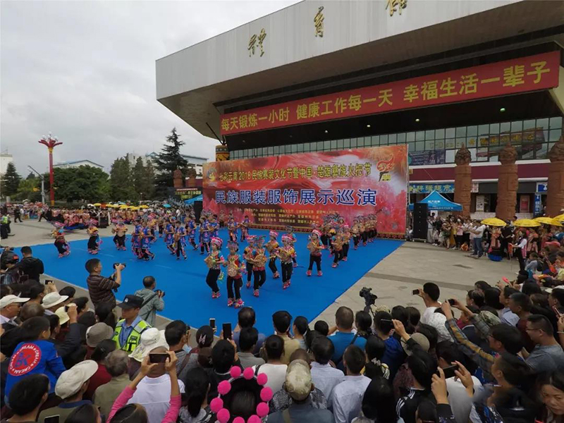 2018楚雄彝族火把節(jié)民族服裝服飾巡演，滿城盡是靚女花衣裳(