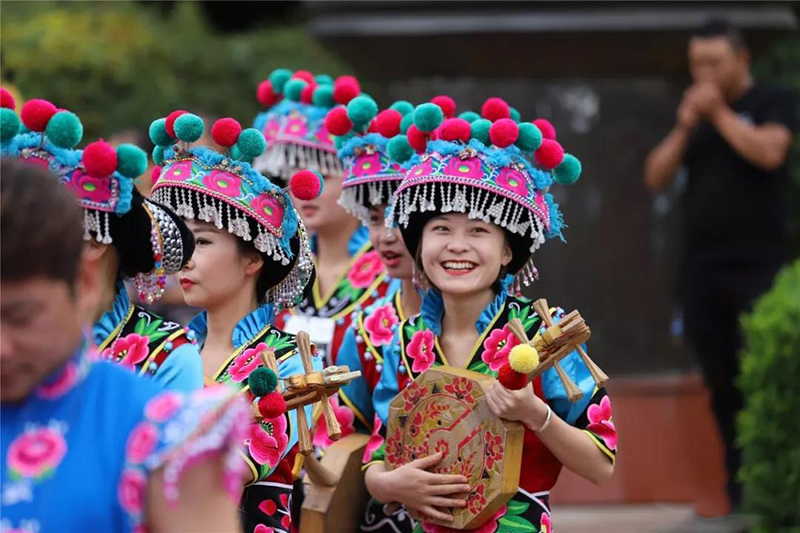 2018楚雄彝族火把節(jié)民族服裝服飾巡演，滿城盡是靚女花衣裳(