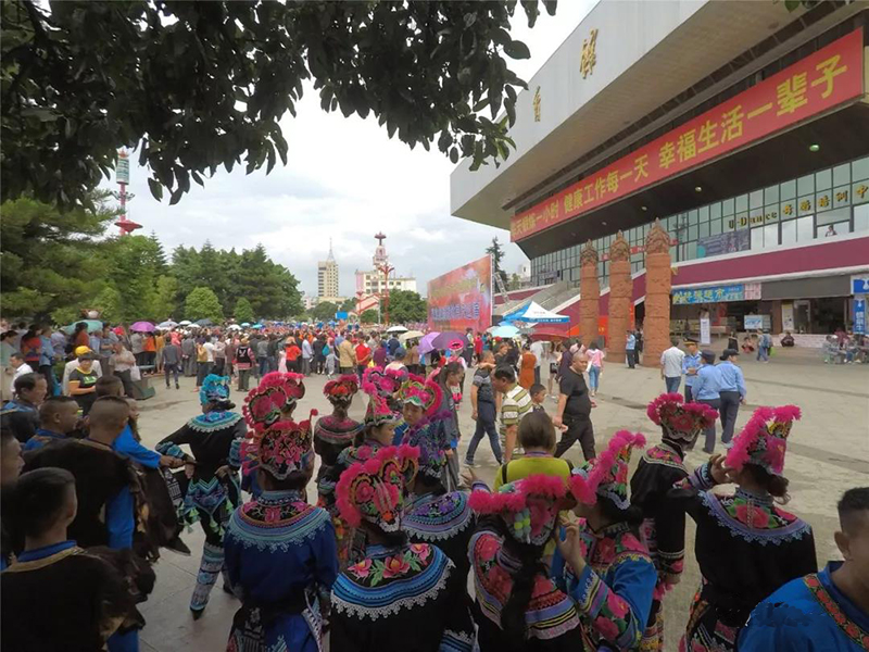 2018楚雄彝族火把節(jié)民族服裝服飾巡演，滿城盡是靚女花衣裳(