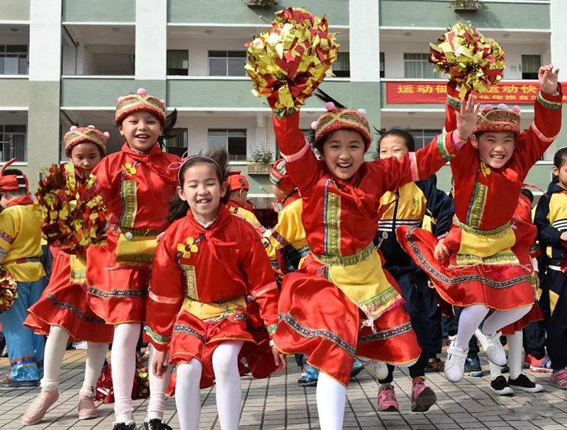 羅城仫佬族自治縣要求其小學(xué)中學(xué)都穿上民族校服上學(xué)