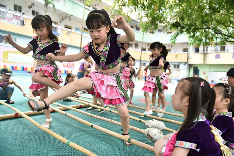 羅城仫佬族自治縣要求其小學(xué)中學(xué)都穿上民族校服上學(xué)