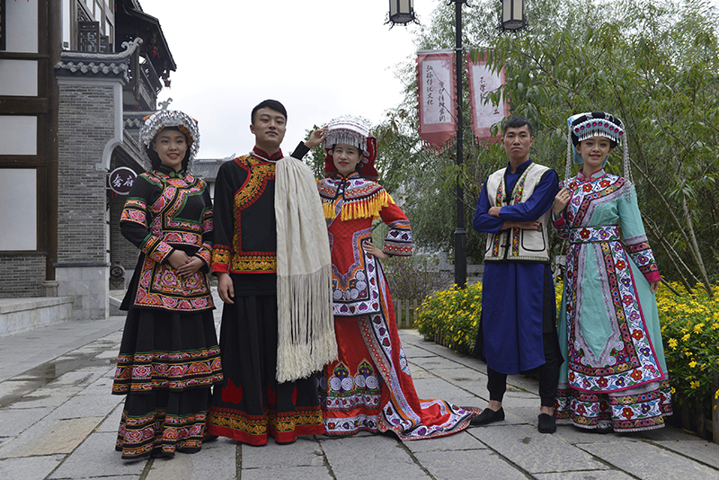 對現(xiàn)在中國傳統(tǒng)民族服飾文化傳承的焦慮與思考，我們祖宗留下來的東西該何去何從?