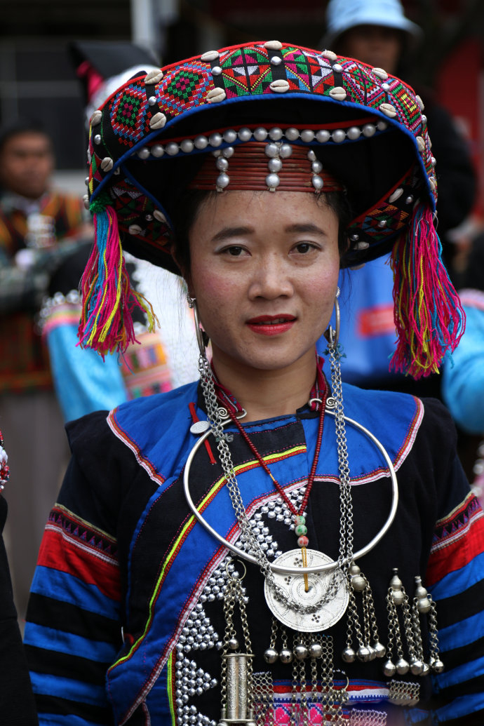 少數(shù)民族服飾要進行生態(tài)環(huán)境保護，結(jié)合創(chuàng)意進行發(fā)展