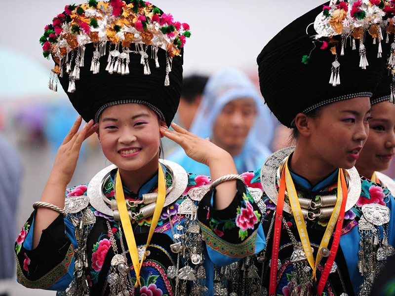 少數(shù)民族服飾要進行生態(tài)環(huán)境保護，結(jié)合創(chuàng)意進行發(fā)展