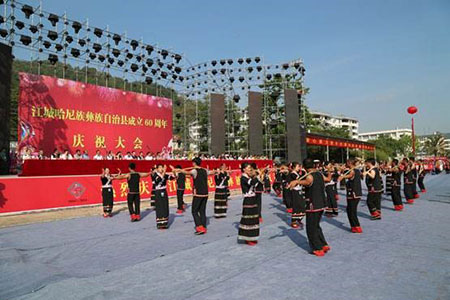 霓裳民族服飾——一城連三國(guó)的江城哈尼族彝族自治縣60周年慶典晚會(huì)舞臺(tái)民族服飾、演出服裝定制案例